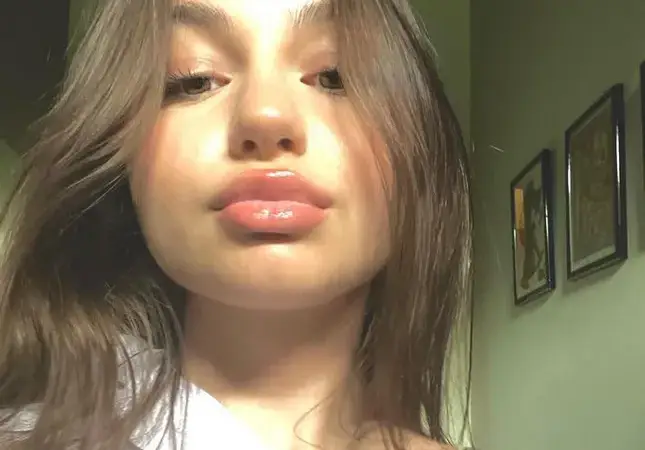 Огромни гърди е наляла певицата чудо Крисия! (Шок СНИМКИ)