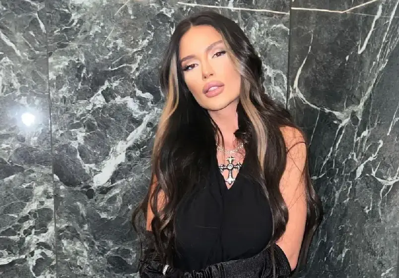 Попфолк певицата Тита се втали