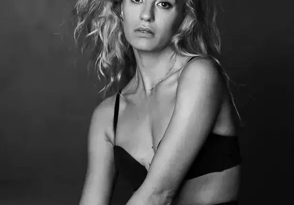 Радина Кърджилова се снима по сутиен