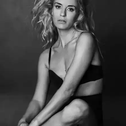 Радина Кърджилова се снима по сутиен