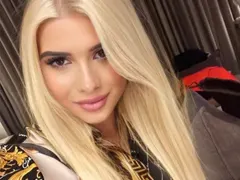 Щерката на топчалгар казва \"да\" на милиардер