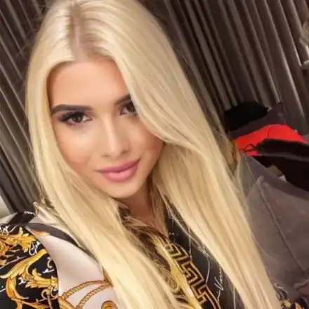 Щерката на топчалгар казва \"да\" на милиардер