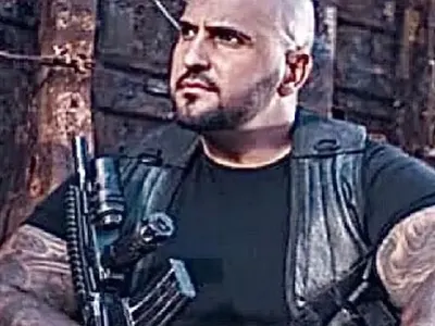 СМЕШКО: Гринго на Софка  нарами „Калашник”, изживява се като мутра (СНИМКИ)