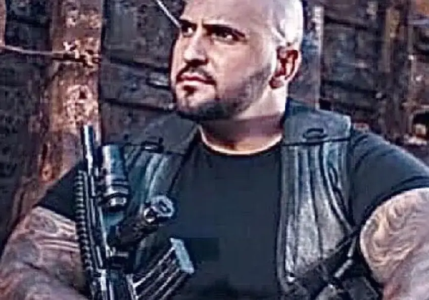 СМЕШКО: Гринго на Софка  нарами „Калашник”, изживява се като мутра (СНИМКИ)