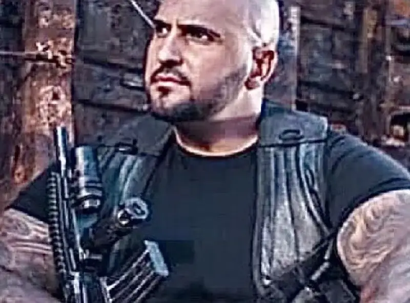 СМЕШКО: Гринго на Софка  нарами „Калашник”, изживява се като мутра (СНИМКИ)