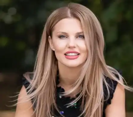 Вдовицата на милионера Шарлопов харчи парите му с млад хубавец. Вижте го!  (СНИМКИ)