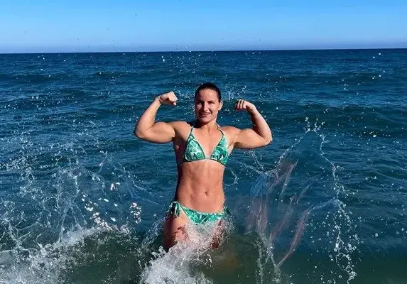 Вижте как шампионката по борба Биляна Дудова танцува по прашки на плажа (Снимки)