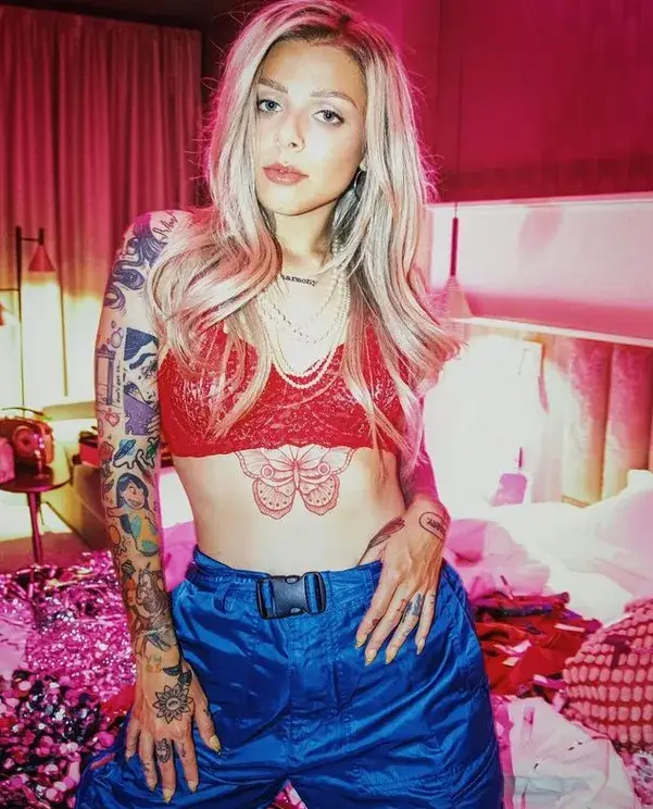 Вики от Евровизия с нови татуси