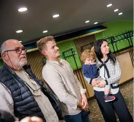 Внукът и правнуците на Калоянчев откриха маската му в Сатирата СНИМКИ