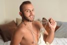 Инфлуенсър си татуира лицето за да го забележи световна звезда