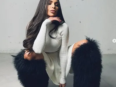 Алисия с космати крака