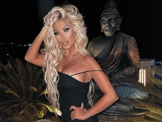 Андреа чете замислено книгата на Бритни