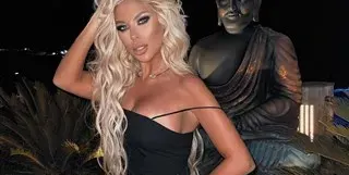 Андреа чете замислено книгата на Бритни