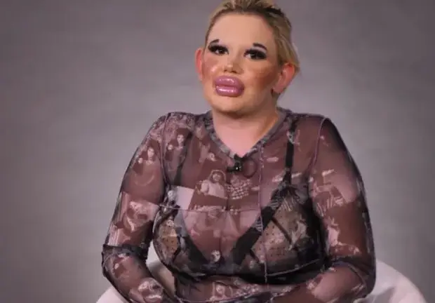 БГ Барби иска целувка с политик