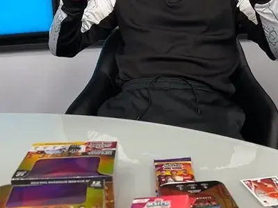 Божинката събира картички с футболисти