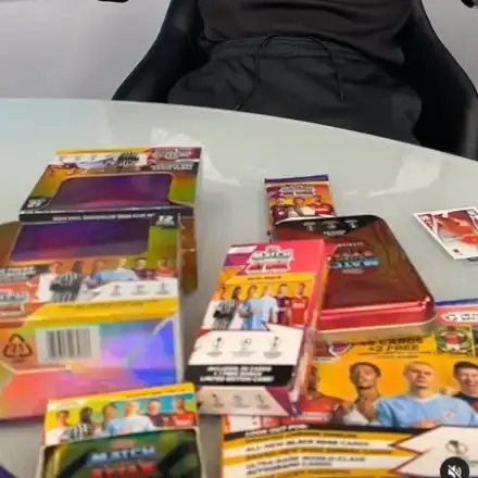 Божинката събира картички с футболисти