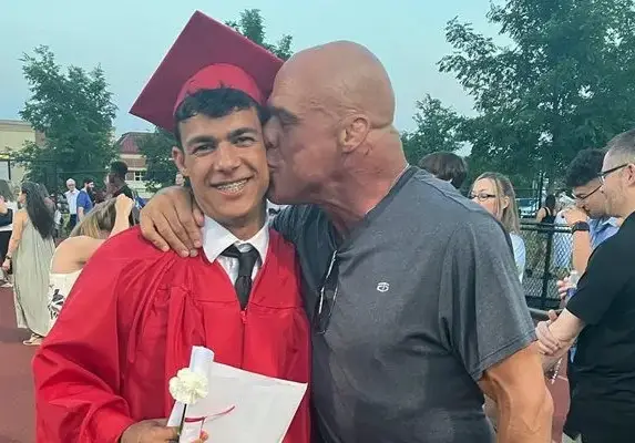 Българското ромче, осиновено от Кърт Енгъл, става кечист (СНИМКИ)