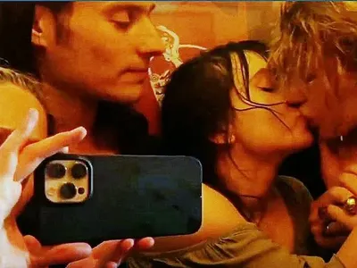 Дъщерята на президента Радев се целува с жена (Снимки)