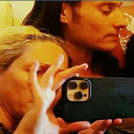 Дъщерята на президента Радев се целува с жена (Снимки)