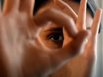 Дъщерята на президента Радев се целува с жена (Снимки)