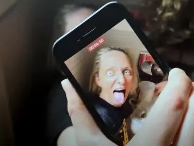 Дъщерята на президента Радев се целува с жена (Снимки)