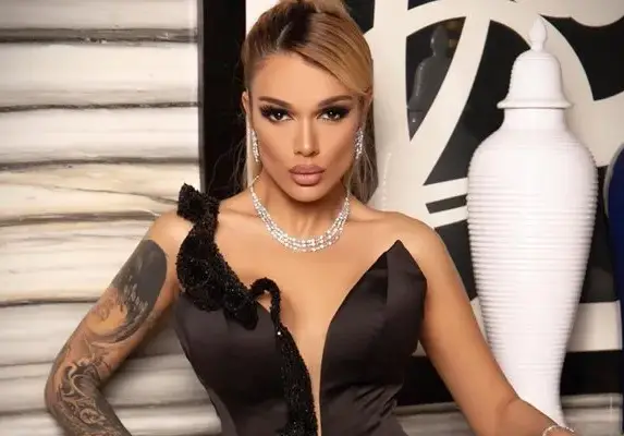 Диона си пада по сливи