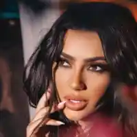 Ергенката Джия надува силикона (Снимки)