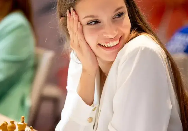 Ето я най-красивата БГ шахматистка (Снимки)