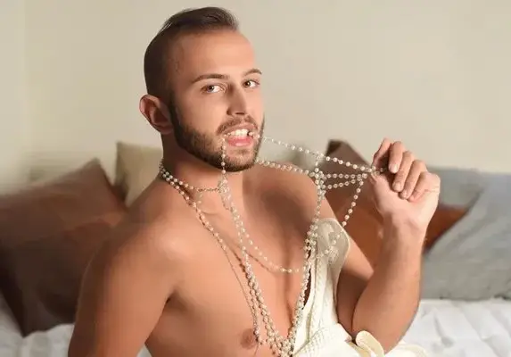 Инфлуенсър си татуира лицето за да го забележи световна звезда