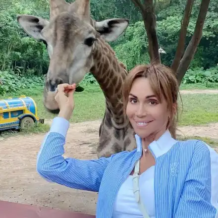 Ивайла Бакалова храни жирафи на Мавриций