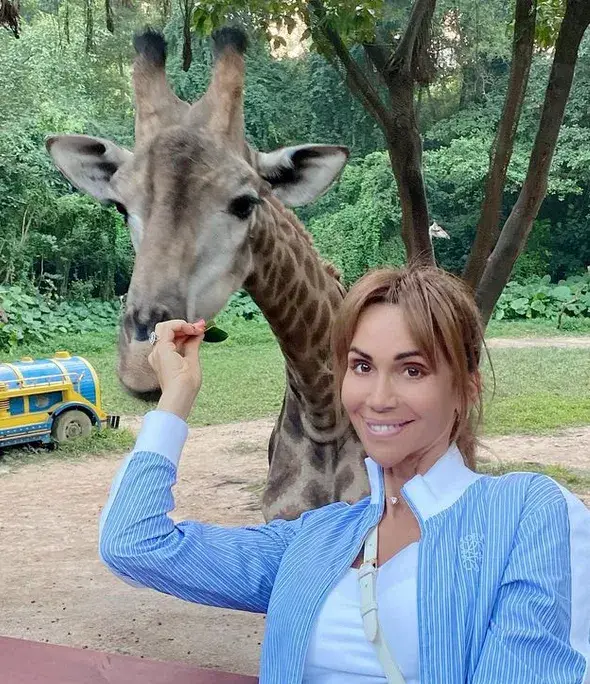 Ивайла Бакалова храни жирафи на Мавриций