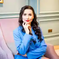 Кобилкина се разхожда с яки пачки в чанта