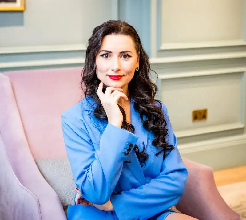 Кобилкина се разхожда с яки пачки в чанта