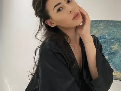 Красивата Надя от „Ол Инклузив“ показа гаджето (СНИМКИ)