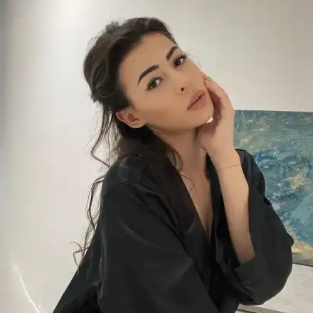 Красивата Надя от „Ол Инклузив“ показа гаджето (СНИМКИ)