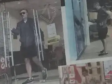 Малък Тошко размята пачки по стотачки