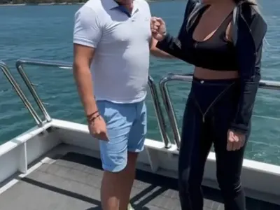 Милионер предложи брак на певицата с най-големи бомби (Снимки)