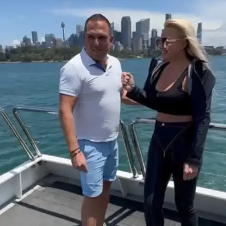 Милионер предложи брак на певицата с най-големи бомби (Снимки)