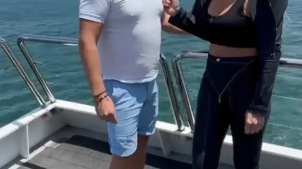 Милионер предложи брак на певицата с най-големи бомби (Снимки)