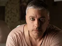 Нежният Владо Карамазов  се изприщи от грим