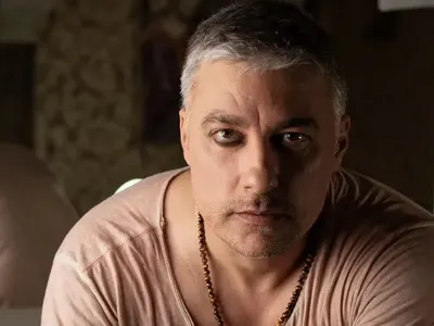 Нежният Владо Карамазов  се изприщи от грим