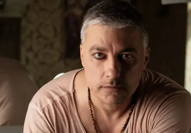 Нежният Владо Карамазов  се изприщи от грим