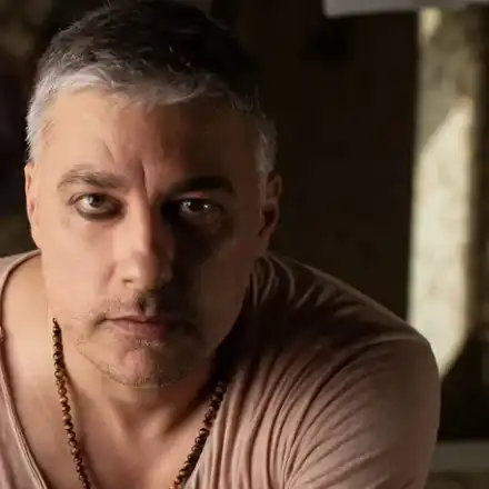 Нежният Владо Карамазов  се изприщи от грим