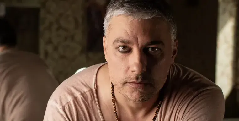 Нежният Владо Карамазов  се изприщи от грим