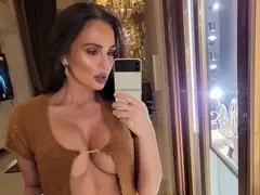 Николета Лозанова нагъва пици