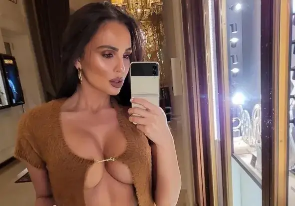 Николета Лозанова нагъва пици