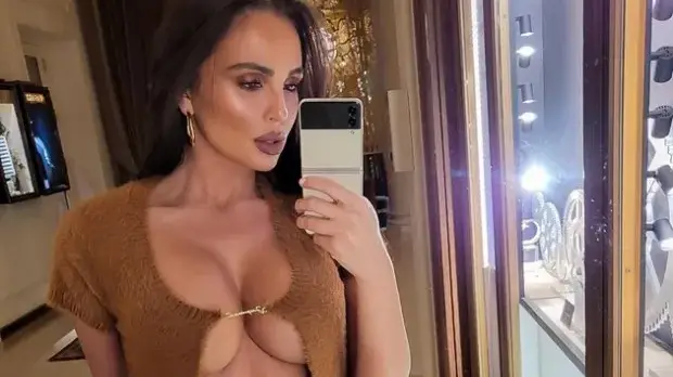 Николета Лозанова нагъва пици