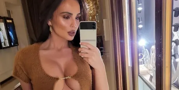 Николета Лозанова нагъва пици
