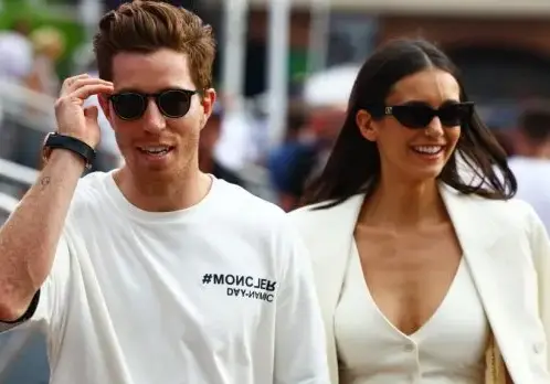 Нина Добрев се оплете в любовен триъгълник