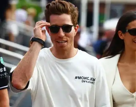 Нина Добрев се оплете в любовен триъгълник